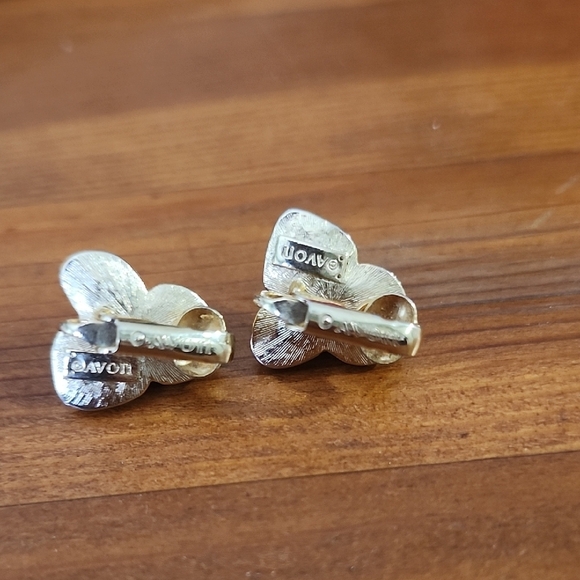 AVON Blue and Green Floral Clip On Earrings with Vintage Design - Picture 2 of 3